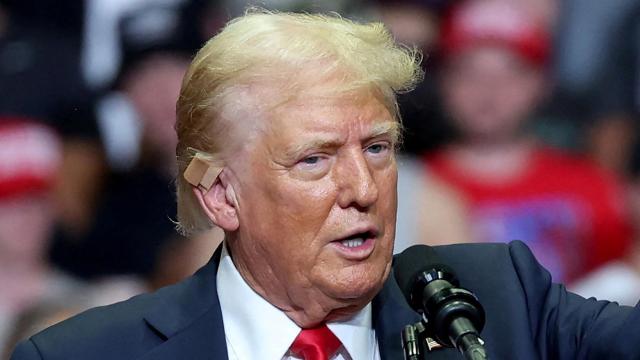 Donald Trump, candidato republicano en las elecciones en EEUU, con un vendaje color carne en su oreja.
