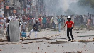 Los manifestantes se enfrentan con la Guardia Fronteriza de Bangladesh  y la policía frente a la Televisión de Bangladesh, de propiedad estatal, mientras la violencia estalla en todo el país tras las protestas contra las cuotas por parte de los estudiantes, en Daca, Bangladesh.