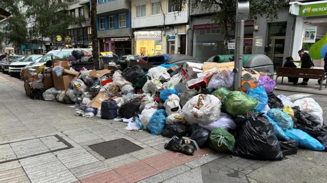 Basura acumulada en el Agra del Orzán