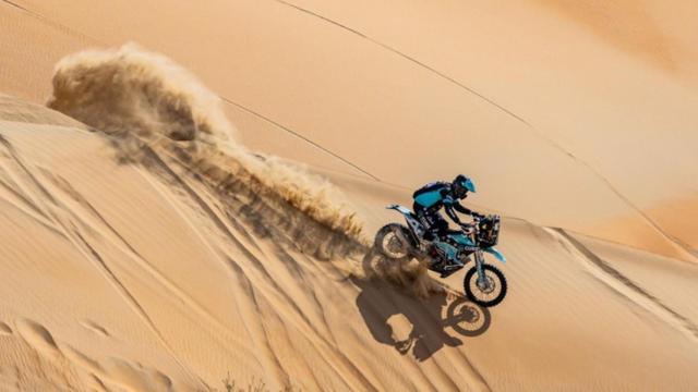 Iván Merichal durante una competición en el desierto