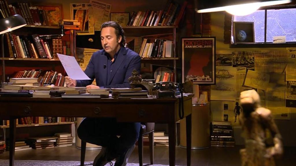 Iker Jiménez lee el correo electrónico de un espectador