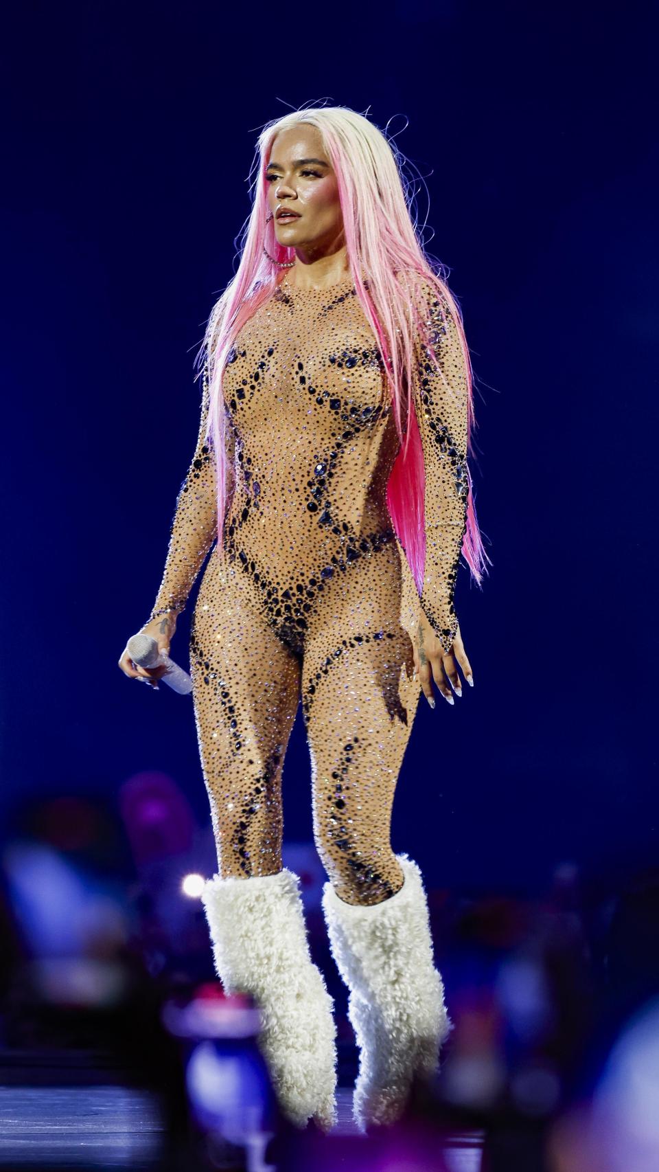 Karol G con un body de manga larga, a modo de segunda piel.