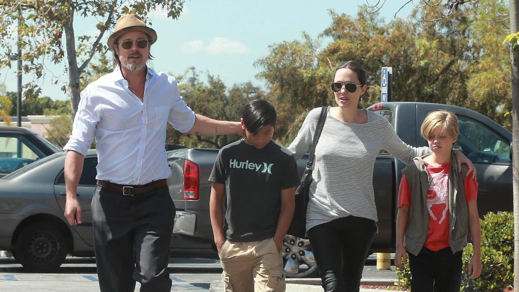 Brad Pitt y Angelina Jolie con sus hijos Shiloh y Pax meses antes de separarse.