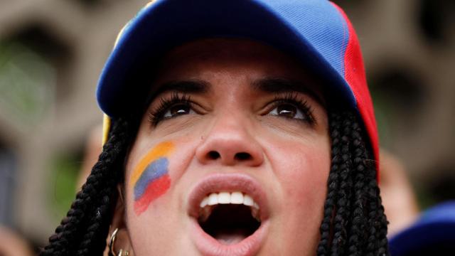 Una manifestante apoya a la oposición en un mitin en Caracas.