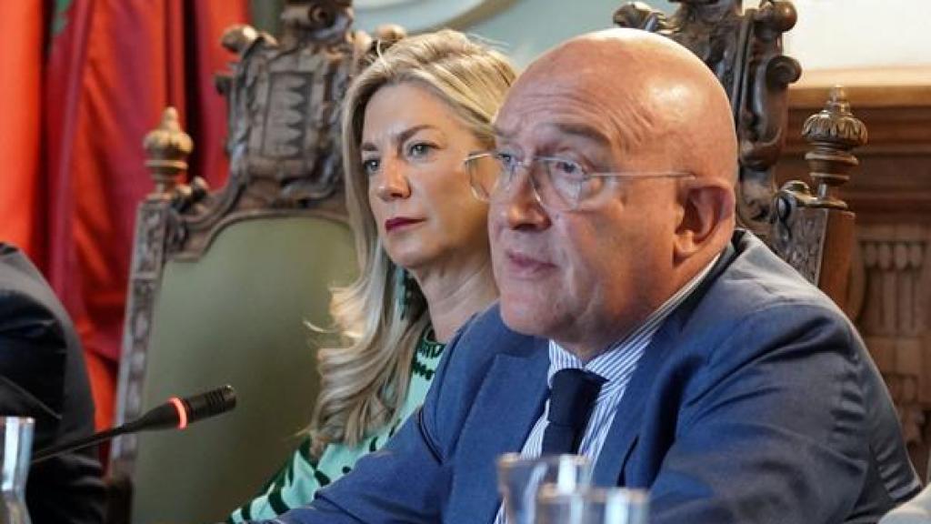 Jesús Julio Carnero con Irene Carvajal al fondo, en una imagen de archivo.