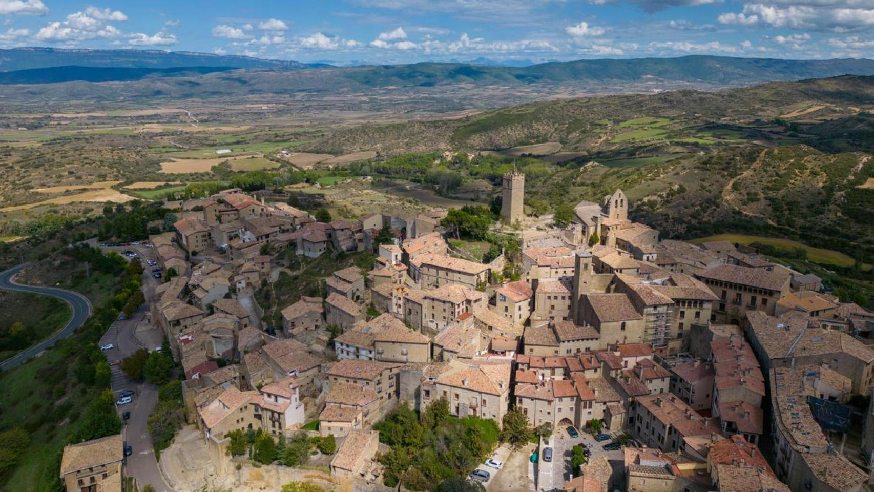 El pueblo medieval de Aragón en que nació un rey de España.