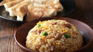 Arroz tres delicias y gyozas.