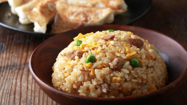 Arroz tres delicias y gyozas.