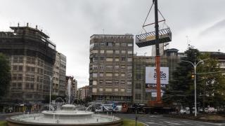 Módulo elevado en Cuatro Caminos, delante del edificio en obras.