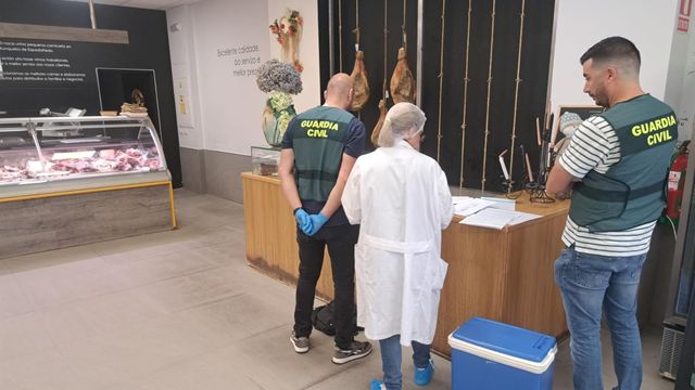 Inspección de la Guardia Civil en una carnicería de Ourense.
