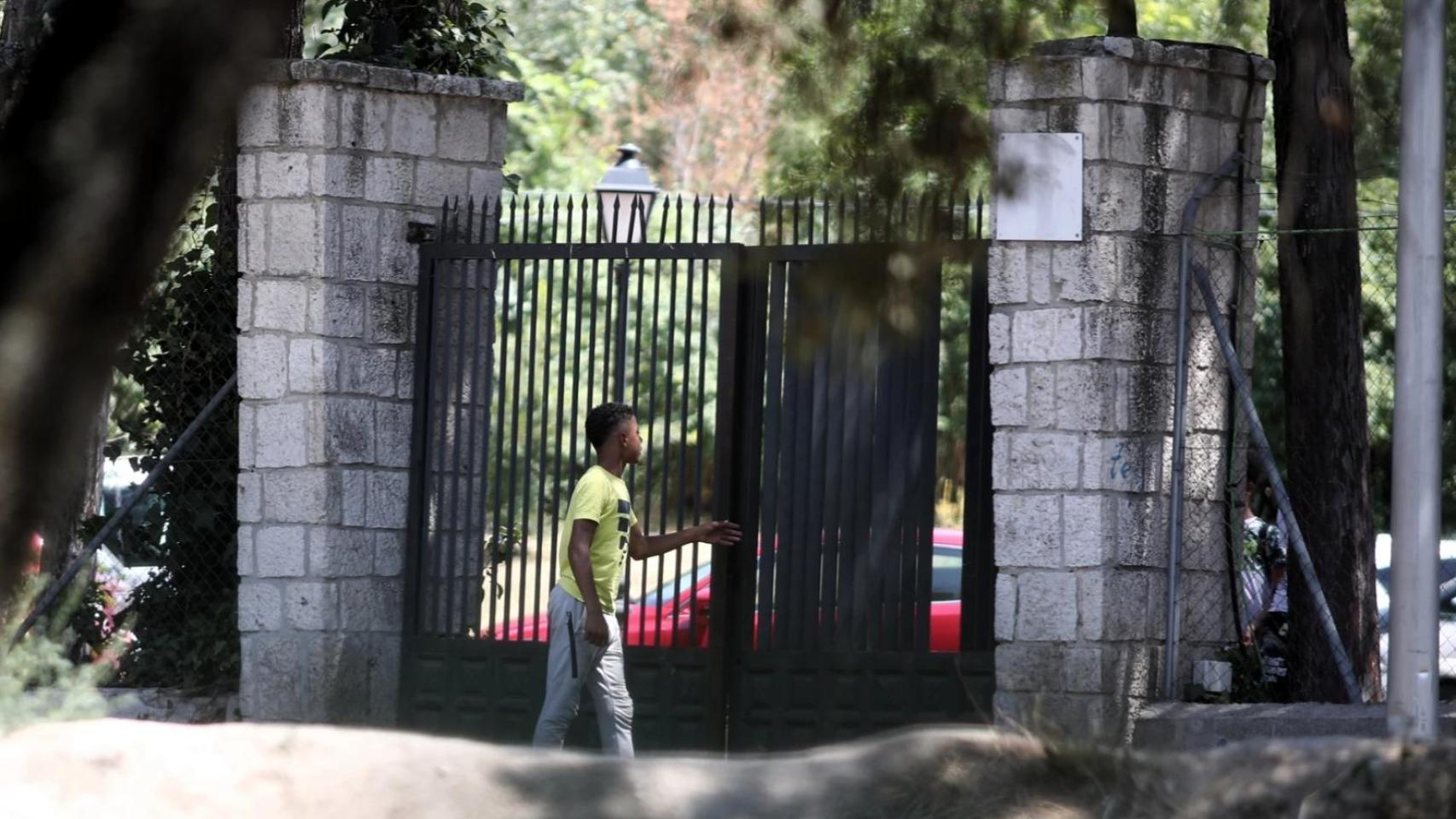 Un joven tutelado frente a la puerta de un centro de menores.