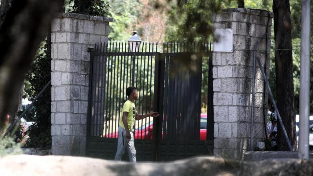 Un joven tutelado frente a la puerta de un centro de menores.