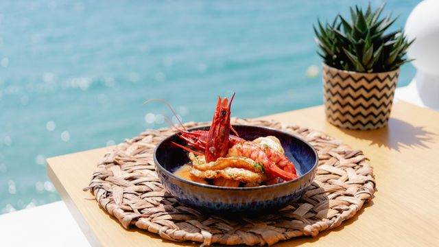 El plato de huevos rotos con carabinero en la terraza de D-vora en Benidorm.