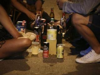 Foto de la Policía Municipal de Valladolid de personas consumiendo alcohol.