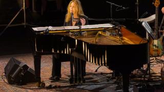 Diana Krall canta durante su concierto en el Festival Internacional de Jazz de San Javier.
