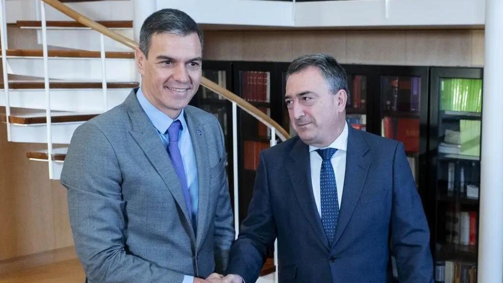 Pedro Sánchez y Aitor Esteban, tras la firma del acuerdo que garantizó los votos del PNV a la investidura del candidato socialista.