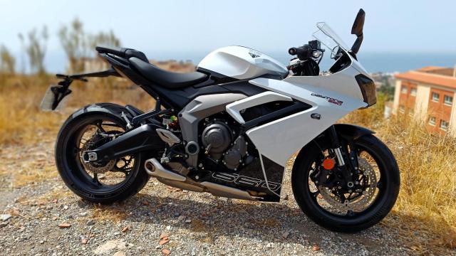 Triumph Daytona en su lateral derecho