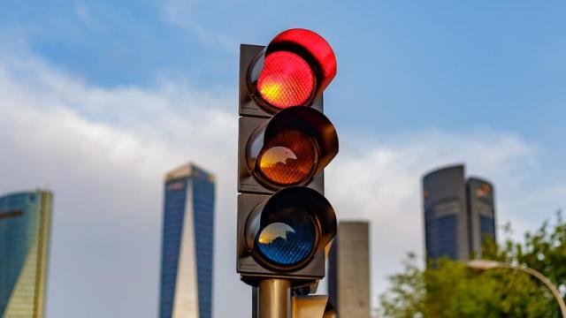 Un semáforo de tres colores.