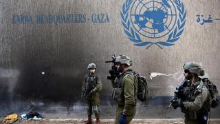 Soldados israelíes operan junto a la sede de la UNRWA en la Franja de Gaza.
