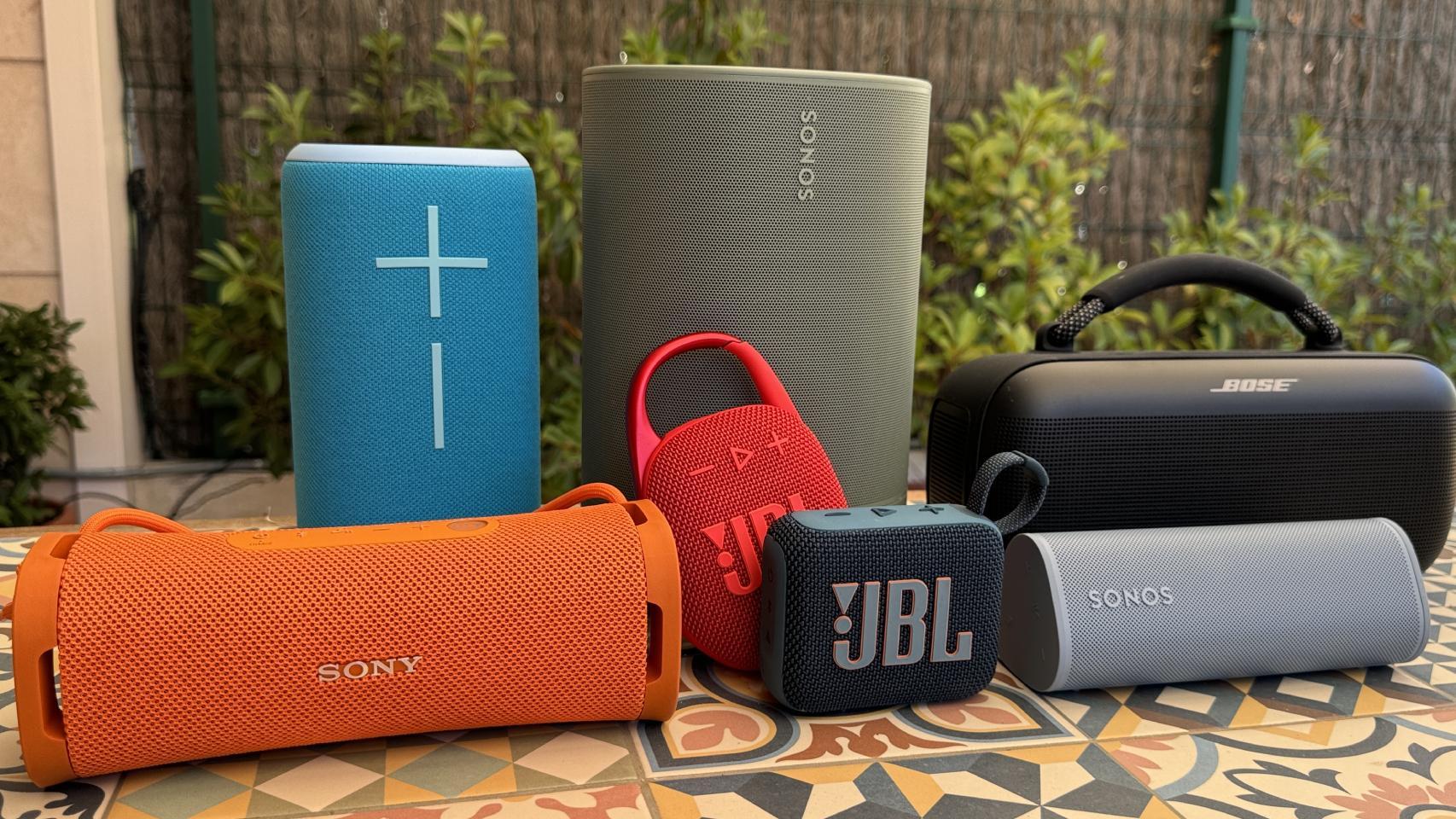 De izquierda a derecha y de arriba abajo: Ultimate Ears Everboom, Sonos Move 2, Bose SL Max,  Sony ULT Field 1, JBL Clip 5, JBL Go 4 y Sonos Roam 2