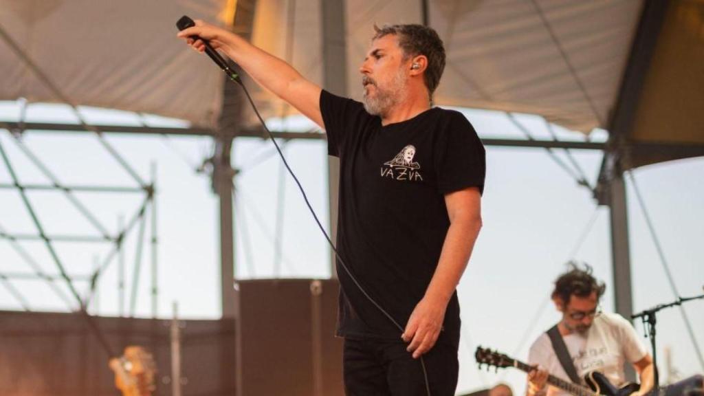 Iván Ferreiro con una camiseta de la marca Vazva