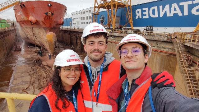 El joven ingeniero naval Santiago Erro (d.), junto a dos compañeros de profesión.