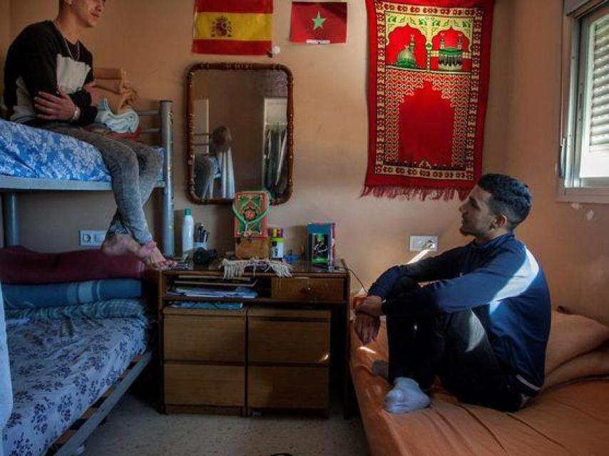 Dos jóvenes tutelados en una casa de acogida.