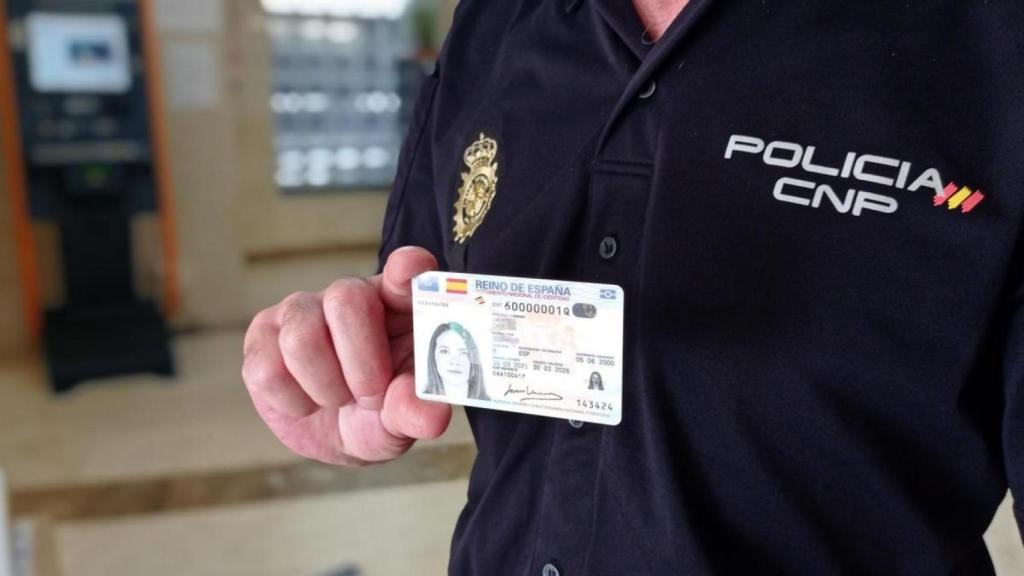 Imagen de archivo de un policía con un DNI.