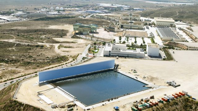 Vista áerea de las instalaciones de los estudios con el tanque inundable en primer plano.