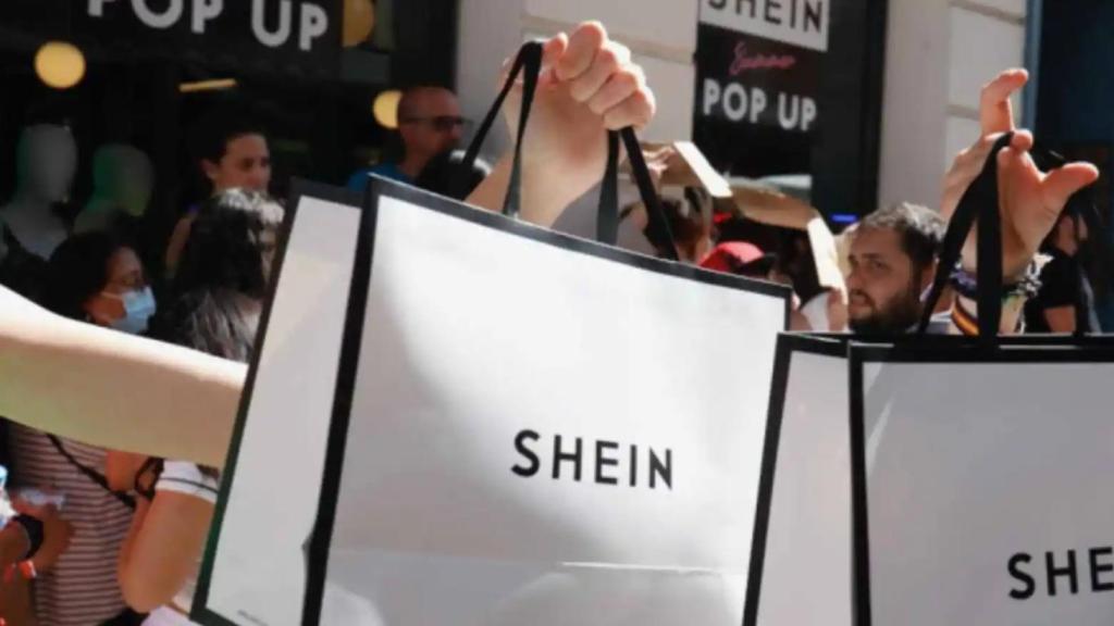 Clientes con bolsas en la 'pop-up store' de Shein de Madrid, que ahora llega a Barcelona / SHEIN