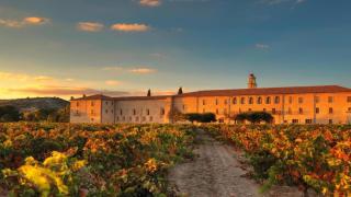 El menú con estrella Michelin que se sirve en una abadía y comienza por un paseo por su huerto