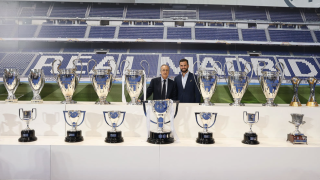 Nacho Fernández junto a Florentino Pérez y sus 26 títulos con el Real Madrid