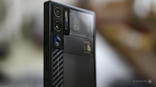 He probado el móvil gaming con ventilador, sobrado de potencia, y que tiene batería para varios días