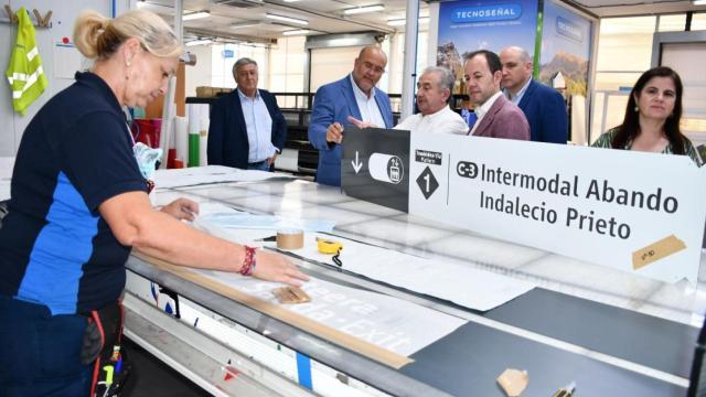 El vicepresidente primero de Castilla-La Mancha, José Luis Martínez Guijarro, ha visitado este miércoles la empresa Tecnoseñal en la provincia de Ciudad Real.