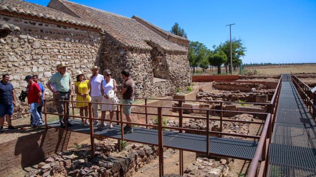 La delegada del Gobierno en Castilla-La Mancha, Milagros Tolón, en el yacimiento de Oreto-Zuqueca, en la provincia de Ciudad Real.