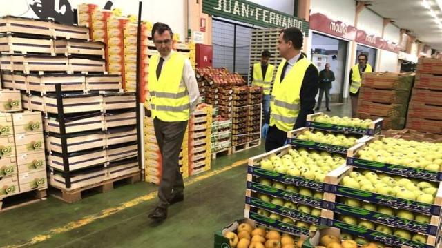 Una foto de archivo de una visita del alcalde Murcia, José Ballesta (i), a las instalaciones de Mercamurcia.