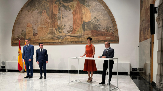 Acto de firma del traspaso de la gestión del IMV a la Generalitat de Cataluña.