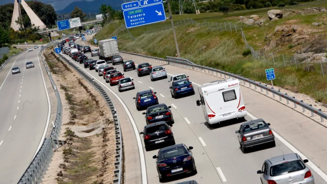Vista general de una autovía llena de coches en plena operación salida.