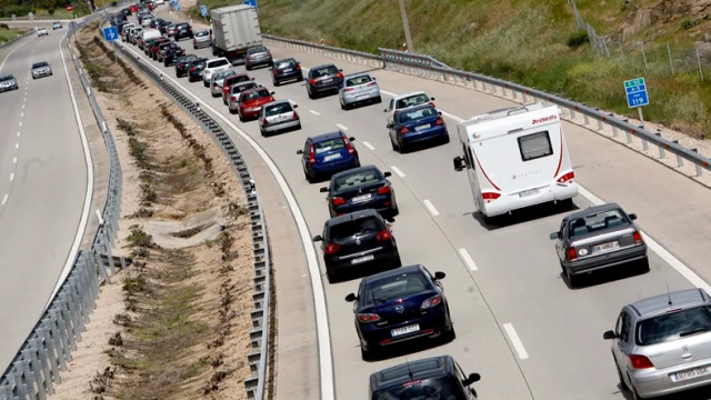 Vista general de una autovía llena de coches en plena operación salida.