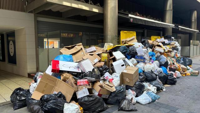 Basura amontonada en la calle Torreiro