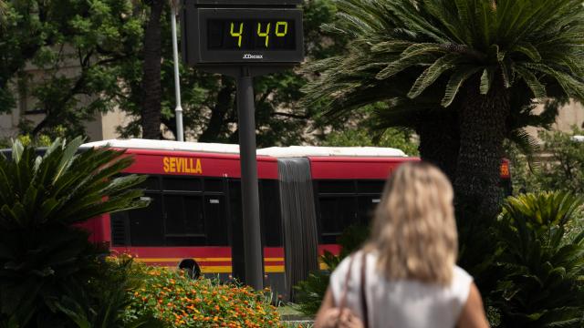 Un termómetro marca 44 grados en Sevilla.