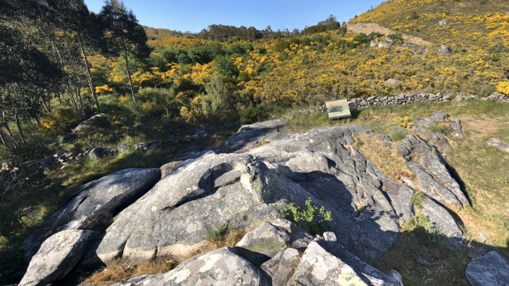 Entorno en el que se encuentran los petroglifos de Laxe das Rodas.