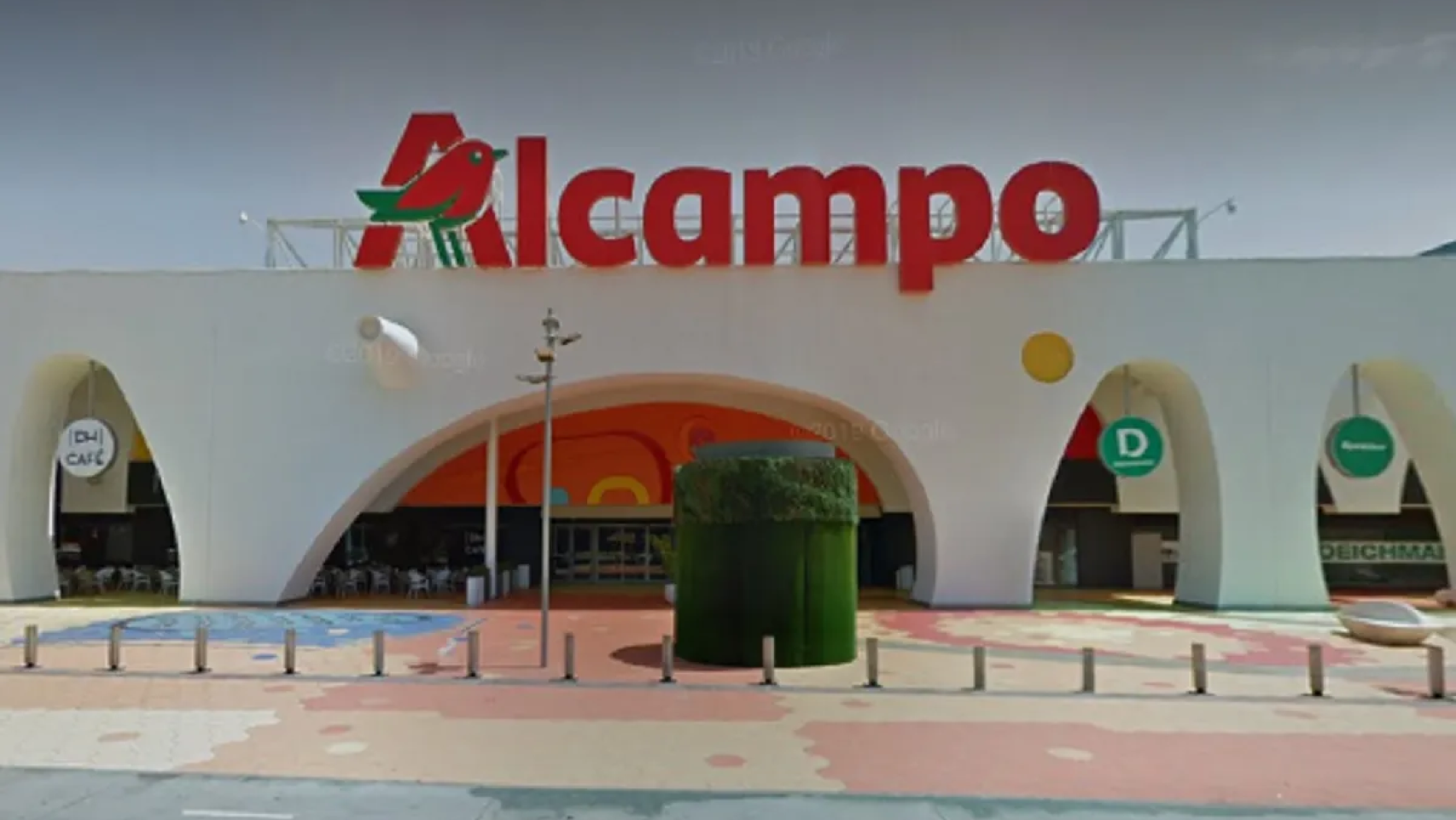 Puerta de entrada de Alcampo.