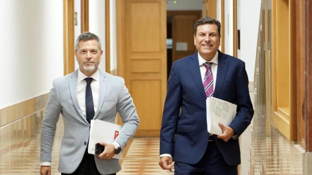 El consejero de Economía y Hacienda y portavoz, Carlos Fernández Carriedo, comparece en rueda de prensa posterior a la reunión del Consejo de Gobierno. En la fotografía, acompañado por Julio López Revuelta, director de comunicación de la Junta