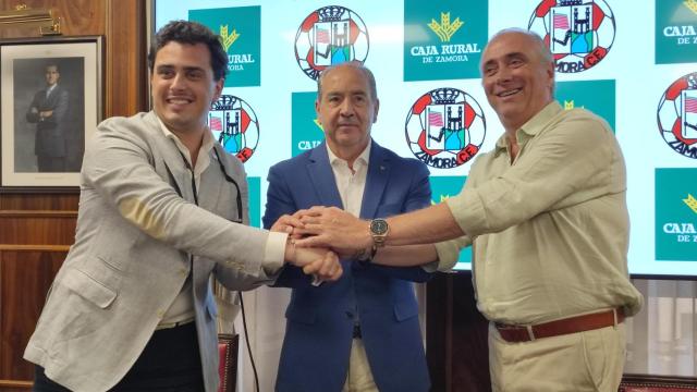 Cipriano García, director general de Caja Rural de Zamora, junto a Javier Páez Ramírez,  y su padre, Javier Páez Ruiz de Lopera