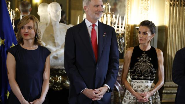 Los Reyes junto a la ministra de Educación, Formación Profesional y Deportes, Pilar Alegría, durante la recepción del equipo olímpico español.
