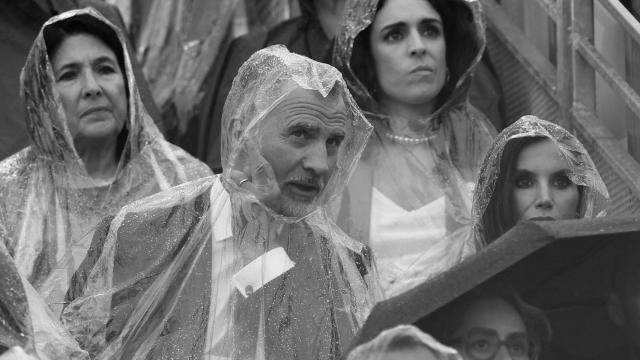 Los Reyes de España, protegidos de la lluvia durante la ceremonia inaugural de los JJOO.