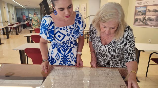 La concejala de Cultura Nayma Beldjilali, visitando la muestra.
