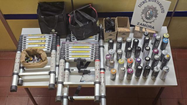 Botes de pintura y escaleras telescópicas incautadas por la Policía Municipal