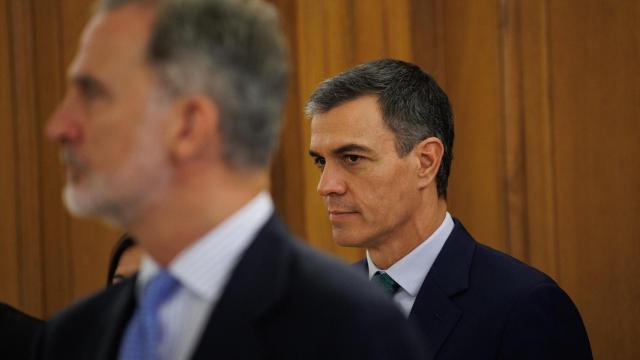 El Rey Felipe VI (i) y el presidente del Gobierno, Pedro Sánchez (d), durante el juramento de los nuevos vocales del CGPJ.